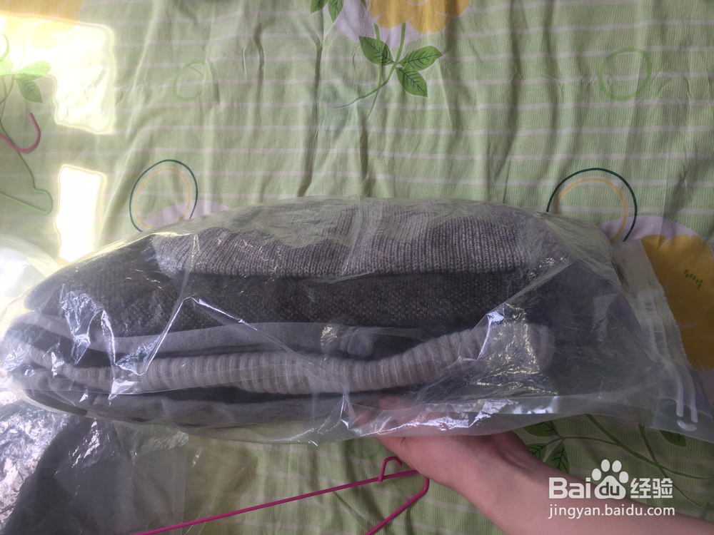 使用压缩袋打包衣服的操作方法