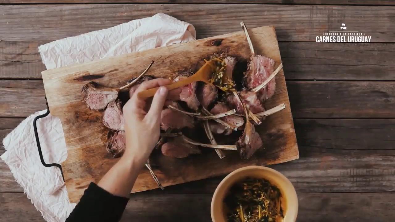 怎么做炭烤乌拉圭草饲羊排