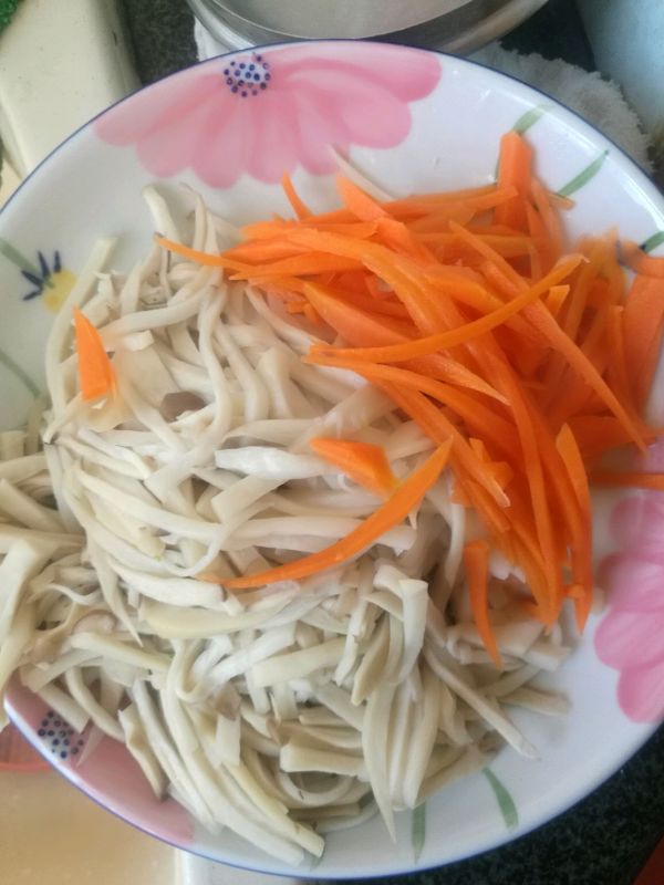 蒜香杏鲍菇胡萝卜丝