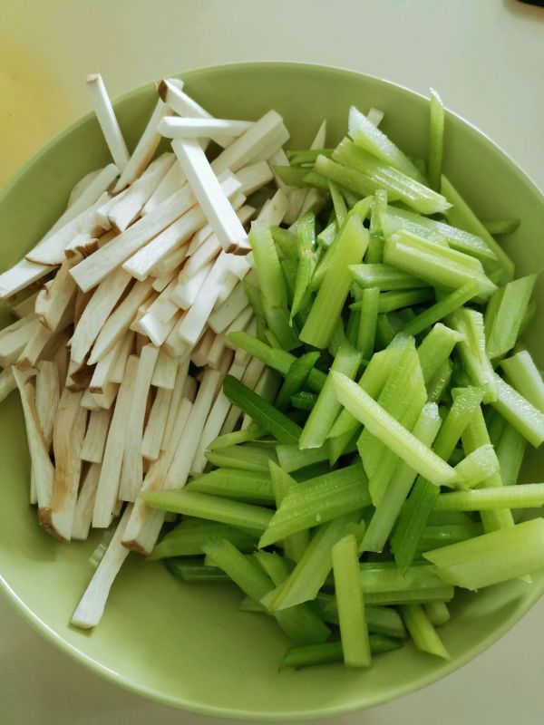 芹菜杏鲍菇小炒肉