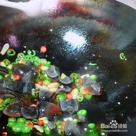 家常青椒炒皮蛋的做法