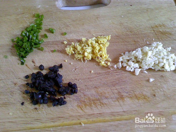 如何在家就能做一份香芋蒸排骨呢?