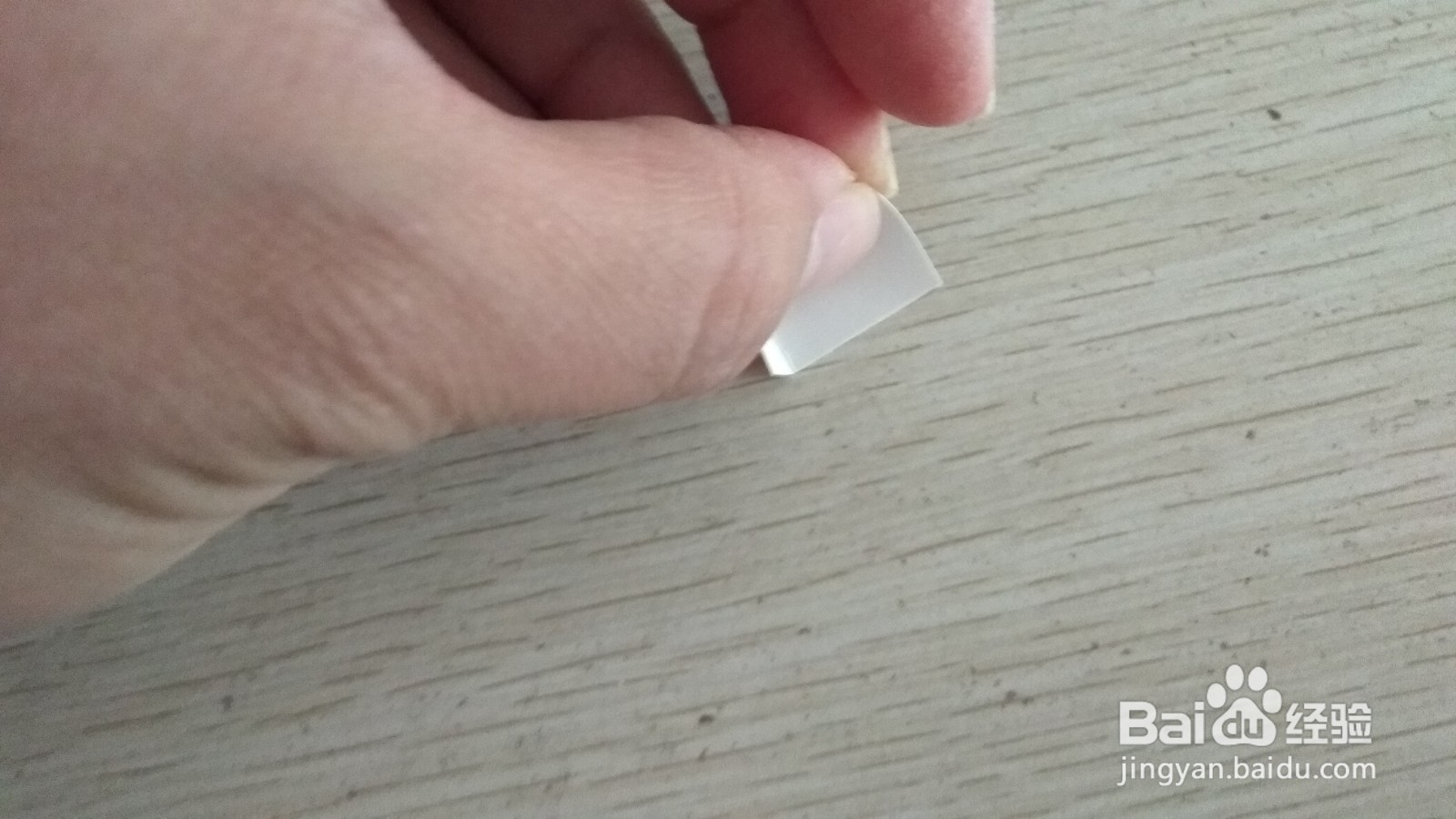 如何用一长方形硬卡纸做放两个中性笔的简易支架