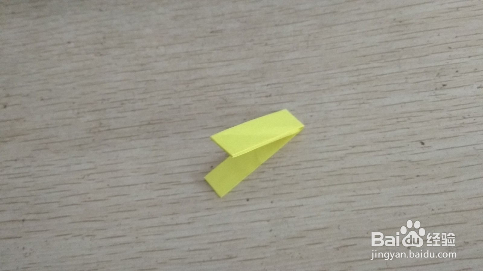 如何用细长的长方形纸条做简易的中性笔的支架