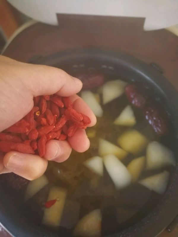 冰糖红枣银耳雪梨羹