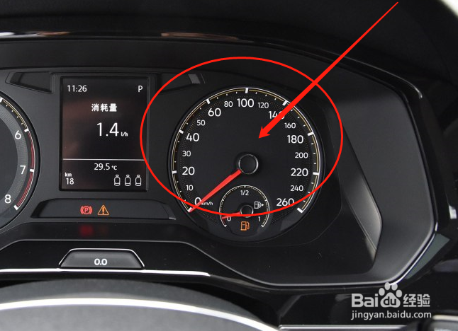 在驾驶室可以看到仪表盘上的参数信息 2 左边的仪表是汽车发动机转速