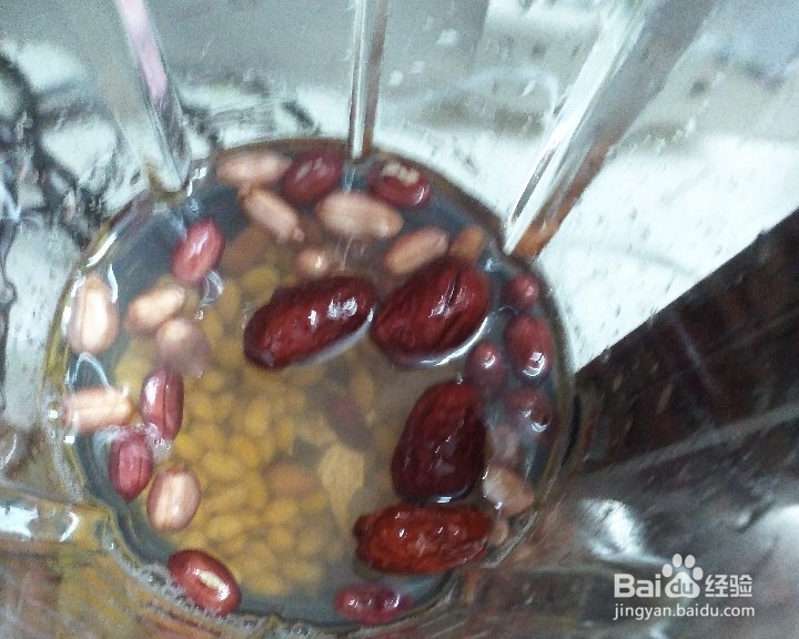 在家也能做的红枣花生黄豆浆