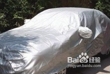 如何清理车上的积雪