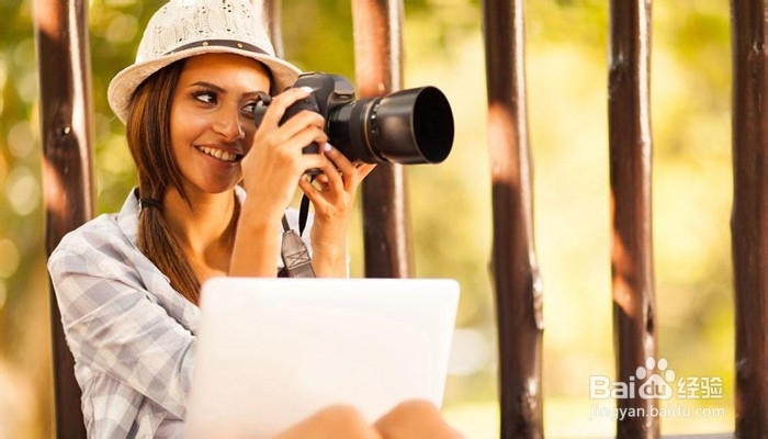 在旅行中摆这样的poss，拍出的效果会更有气质。