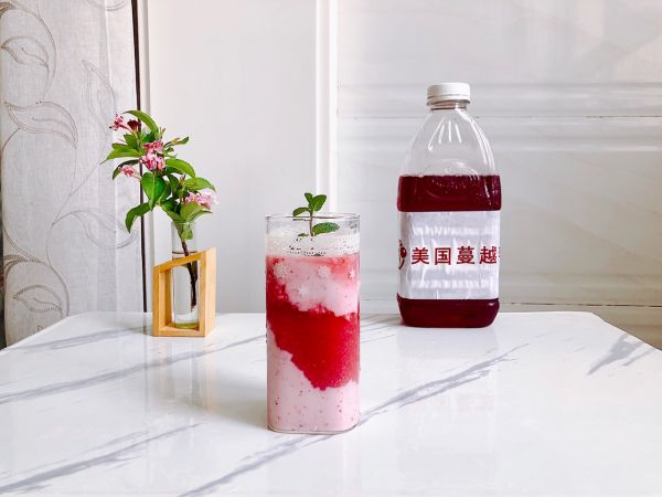 渐变蔓越莓奶昔