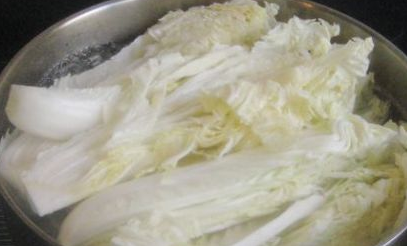 咸肉鲜虾白菜煲的做法