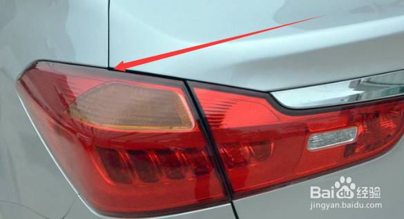 汽车尾灯里面有水蒸气怎么办