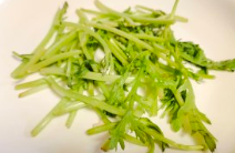 鸡中翅苦菊沙拉的做法