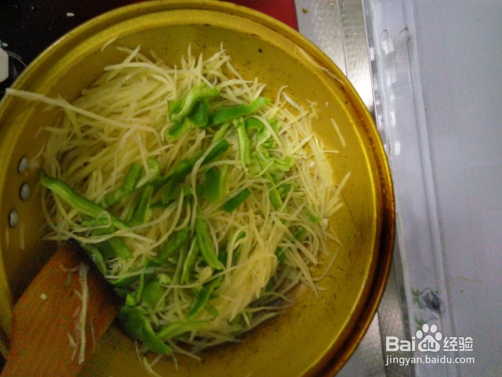 家常青椒炒土豆丝