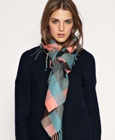 怎样用长款围巾掩饰臃肿