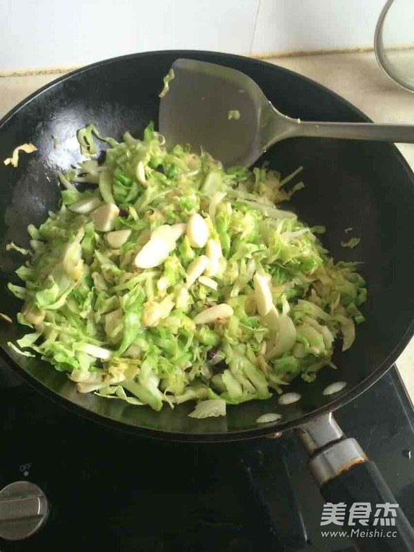 炝炒圆白菜的做法