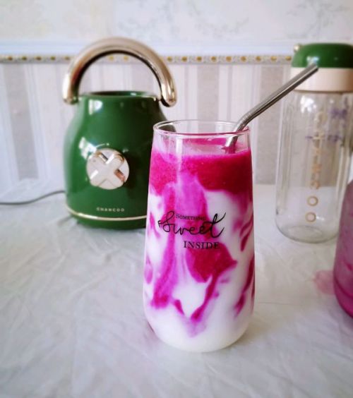 今天换成火龙果,颜色一样漂亮,口感也好喝 食材 火龙果 1个 酸奶 100