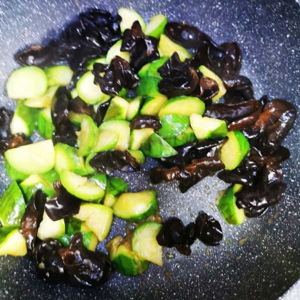 木耳鸡蛋炒丝瓜