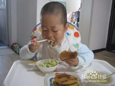 如何培养孩子养成自己吃饭的好习惯