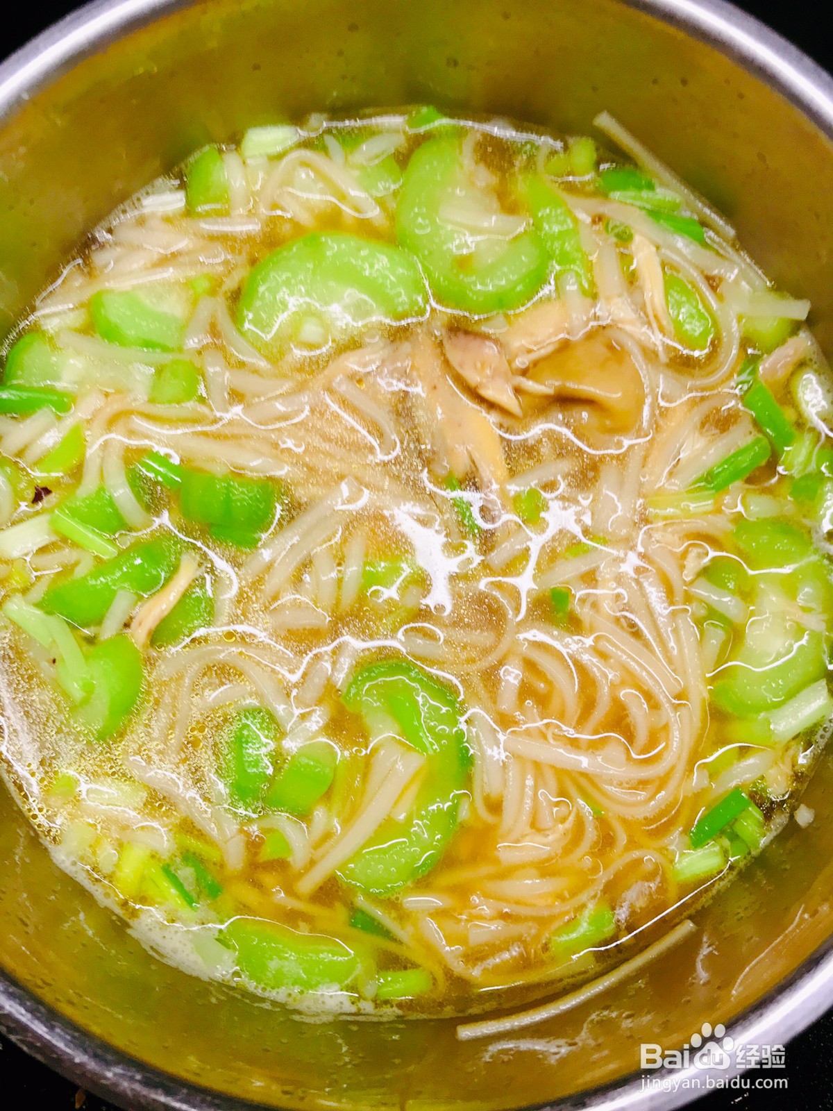 丝瓜鸡腿面的做法