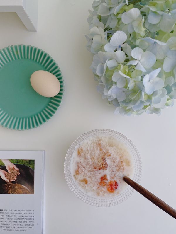 桃胶雪燕皂角米炖牛奶