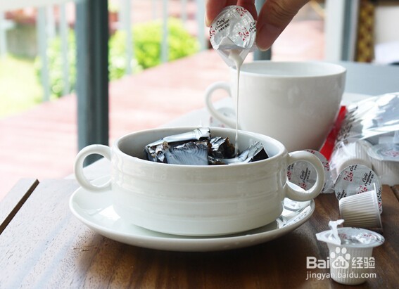 恋奶精球龟苓膏的制作方法