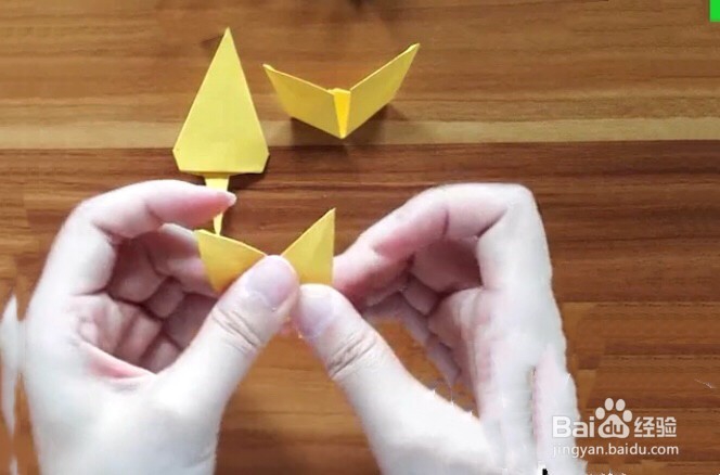 如何用折纸折出枫叶的形状