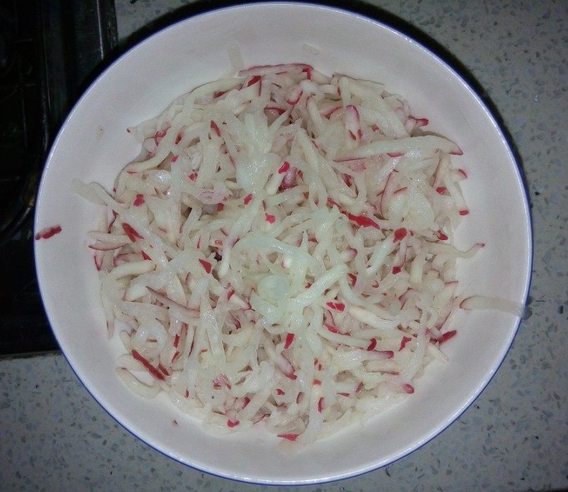 香菜凉拌红萝卜最简单的做法，快来学学吧！