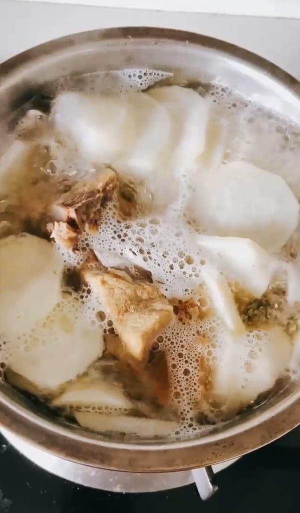 如何做美味萝卜排骨汤?