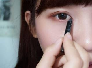 学习咬唇妆&大眼妆的化妆技巧