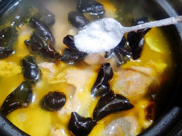 冬笋木耳炖鸡汤