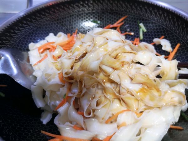 草头火腿炒刀削面