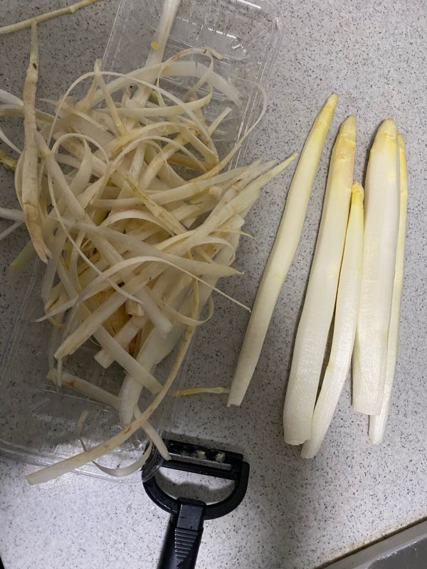 轻食三文鱼白芦笋墨鱼汁米饭