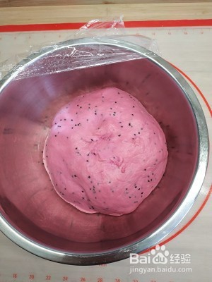 火龙果雪顶草莓软欧包的做法