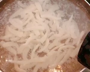 食补养生芹菜墨鱼的做法
