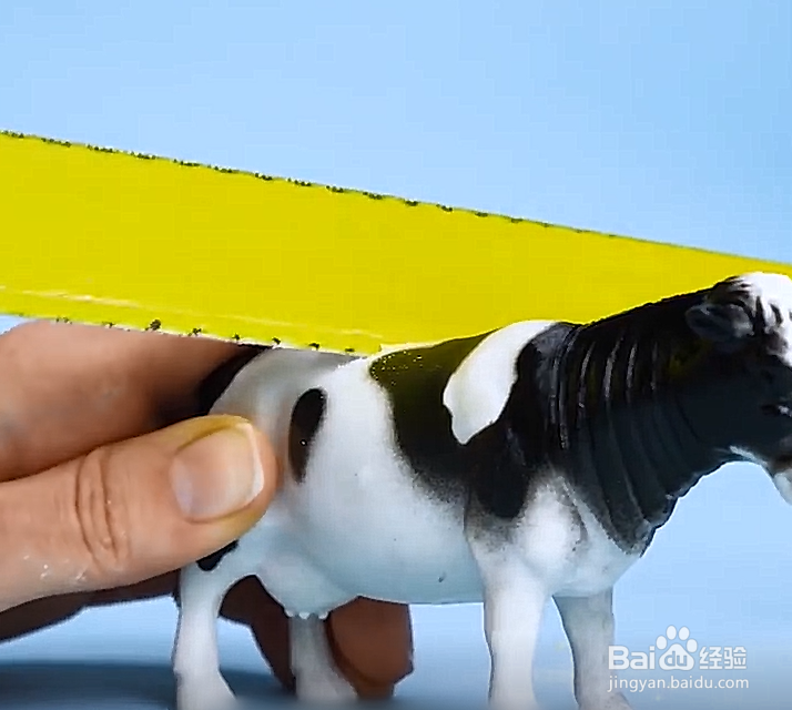 如何用动物玩具做个艺术衣钩呢