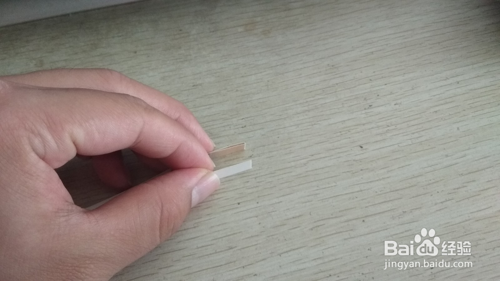 如何用一个细长的硬卡纸做简易的钢笔的支架