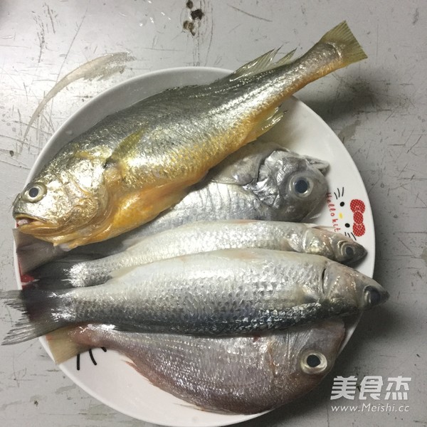 香煎杂鱼煲的做法
