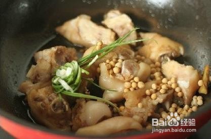 黄豆焖猪蹄的做法