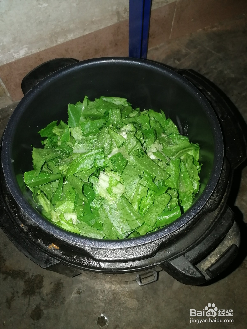 如何用电饭锅炒油麦?