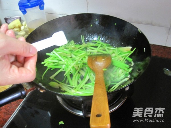 牛肉炒香芹的做法