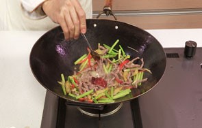 美味的牛肉炒芹菜泡椒