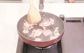 美味的培根爆炒菠菜