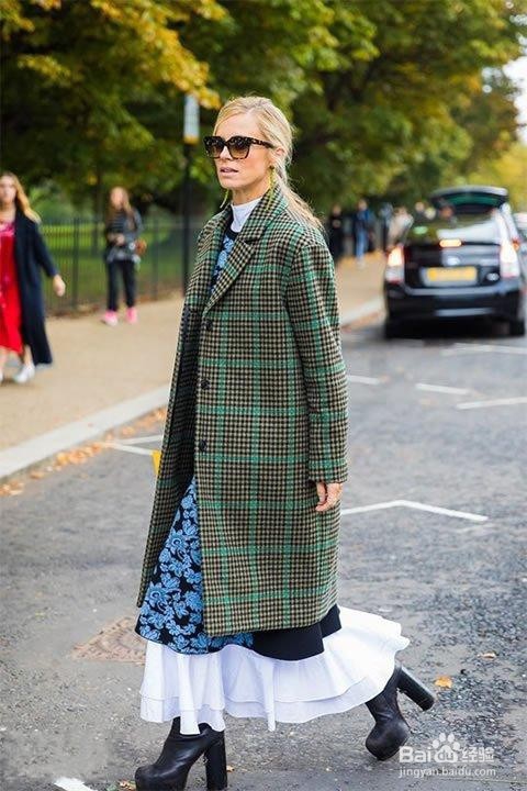 格纹大衣如何搭配裙子比较好看