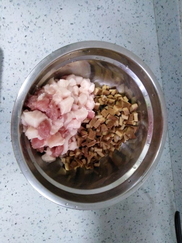 腌菜干子肉丁包子