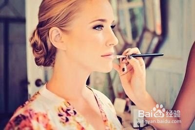 女生化妆的过程应该有哪些步骤？