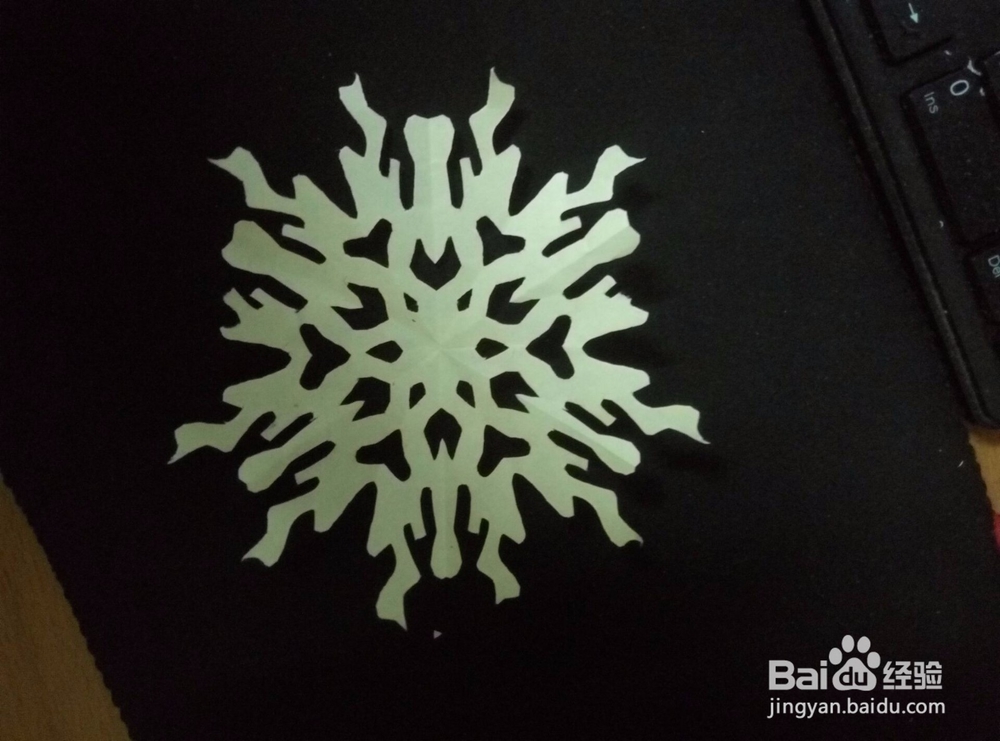 如何快速剪出一朵好看的雪花
