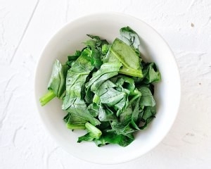 怎么做简易三文鱼菠菜盖饭