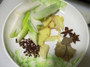 如何制作红烧三黄鸡？