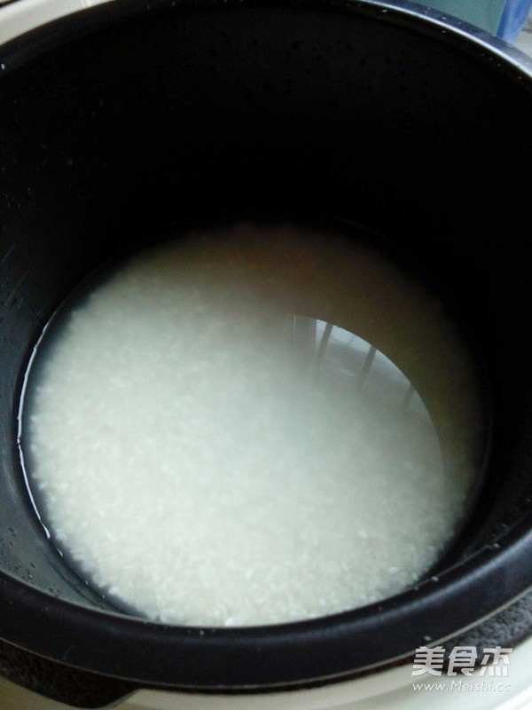 电饭锅焖米饭